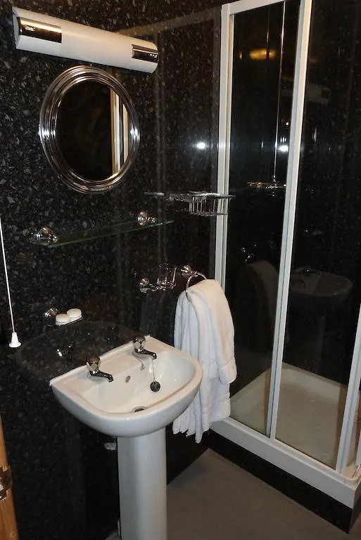 Hurst Dene Aparthotel Swansea 3*,